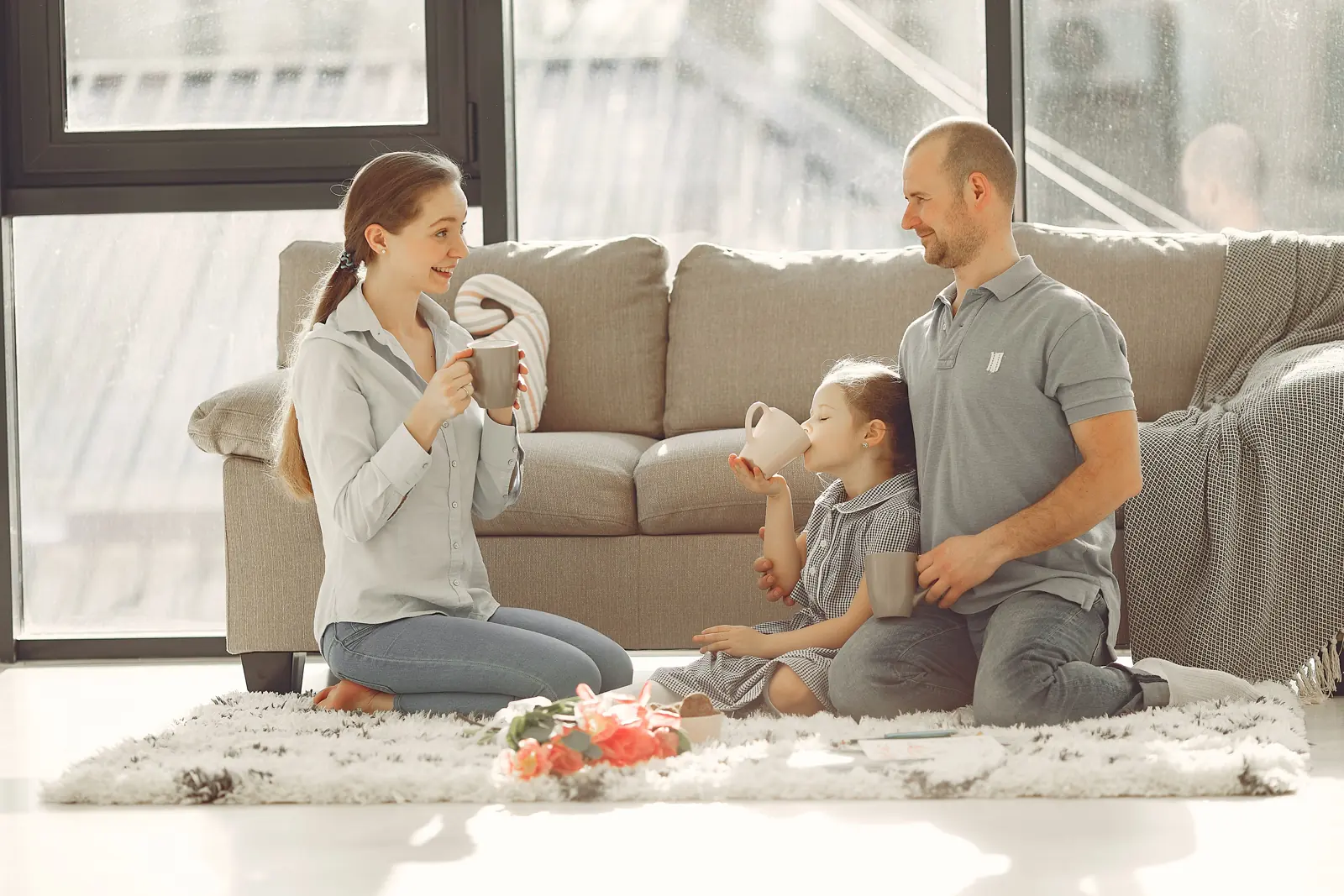 Famille détendue dans un salon
