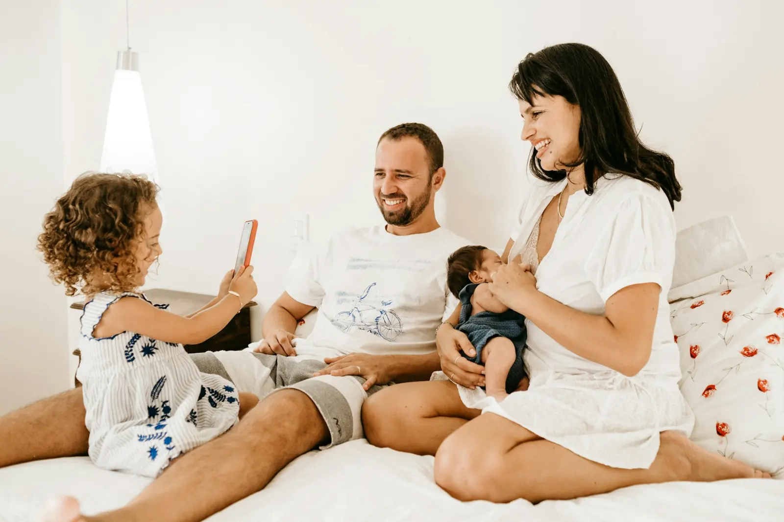 Famille au repos sur un lit